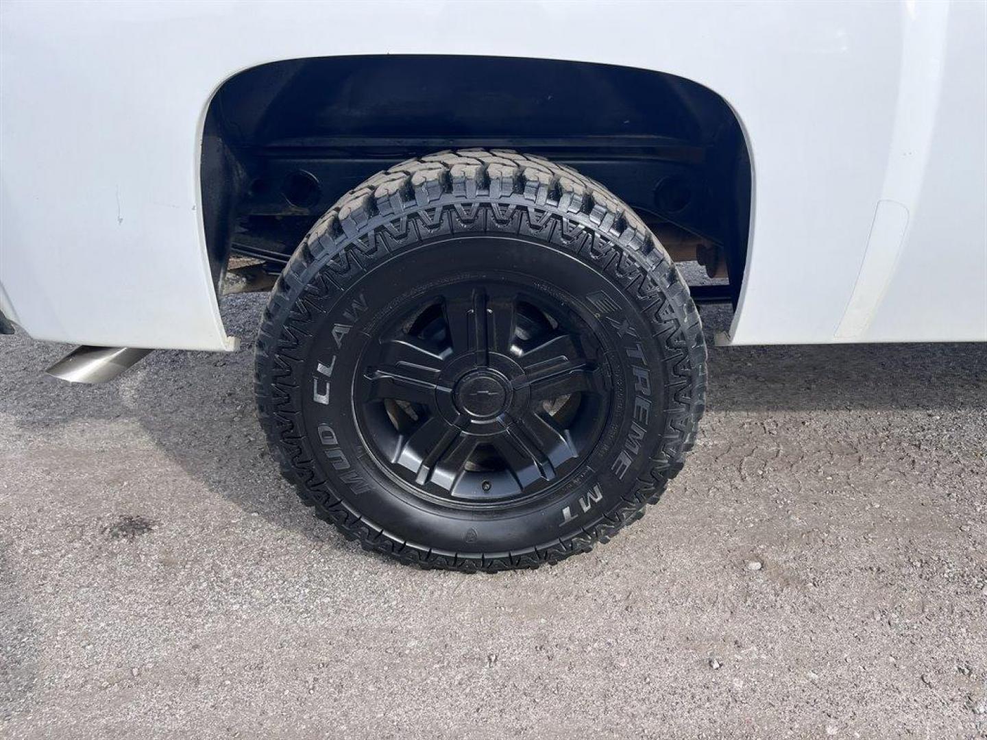 2010 White /Grey Chevrolet Silverado 1500 (1GCSKSE37AZ) with an 5.3l V8 SFI Flex 5.3l engine, Automatic transmission, located at 745 East Steele Rd., West Columbia, SC, 29170, (803) 755-9148, 33.927212, -81.148483 - Special Internet Price! 2010 Chevrolet Silverado with AM/FM stereo with MP3 compatible, Air conditioning, Cruise control, Front 40/20/40 split-bench, Rear 60/40 folding bench, Keyless entry, Powered windows, Powered door locks, Plus more! - Photo#30