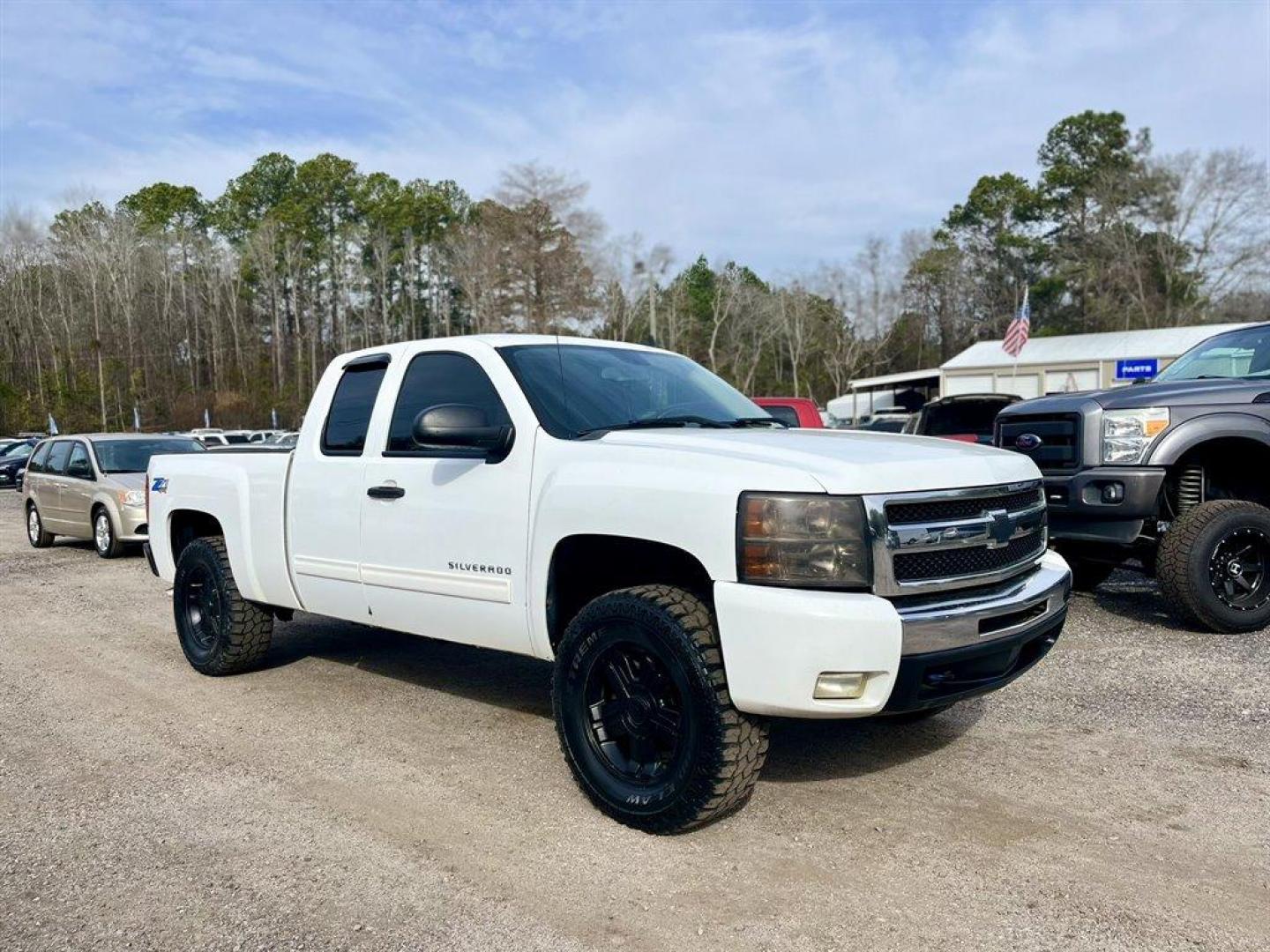 2010 White /Grey Chevrolet Silverado 1500 (1GCSKSE37AZ) with an 5.3l V8 SFI Flex 5.3l engine, Automatic transmission, located at 745 East Steele Rd., West Columbia, SC, 29170, (803) 755-9148, 33.927212, -81.148483 - Special Internet Price! 2010 Chevrolet Silverado with AM/FM stereo with MP3 compatible, Air conditioning, Cruise control, Front 40/20/40 split-bench, Rear 60/40 folding bench, Keyless entry, Powered windows, Powered door locks, Plus more! - Photo#3