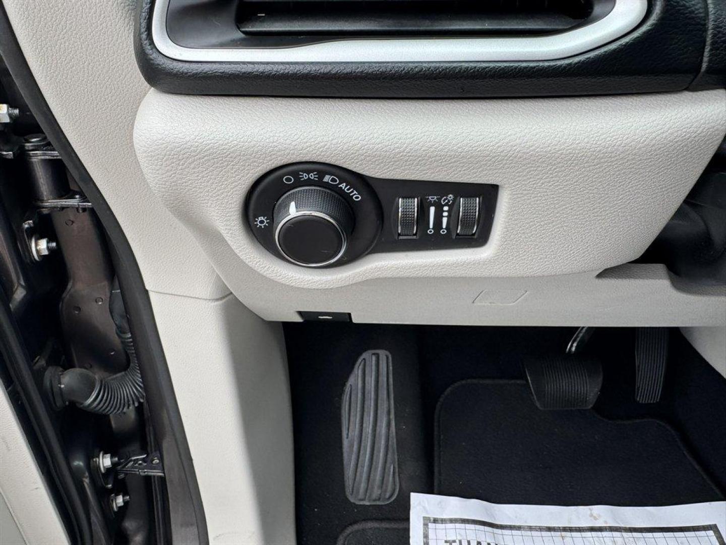 2021 Grey /Black Chrysler Voyager (2C4RC1DG8MR) with an 3.6l V6 MPI Dohc VVT Flex engine, Automatic transmission, located at 745 East Steele Rd., West Columbia, SC, 29170, (803) 755-9148, 33.927212, -81.148483 - Photo#16
