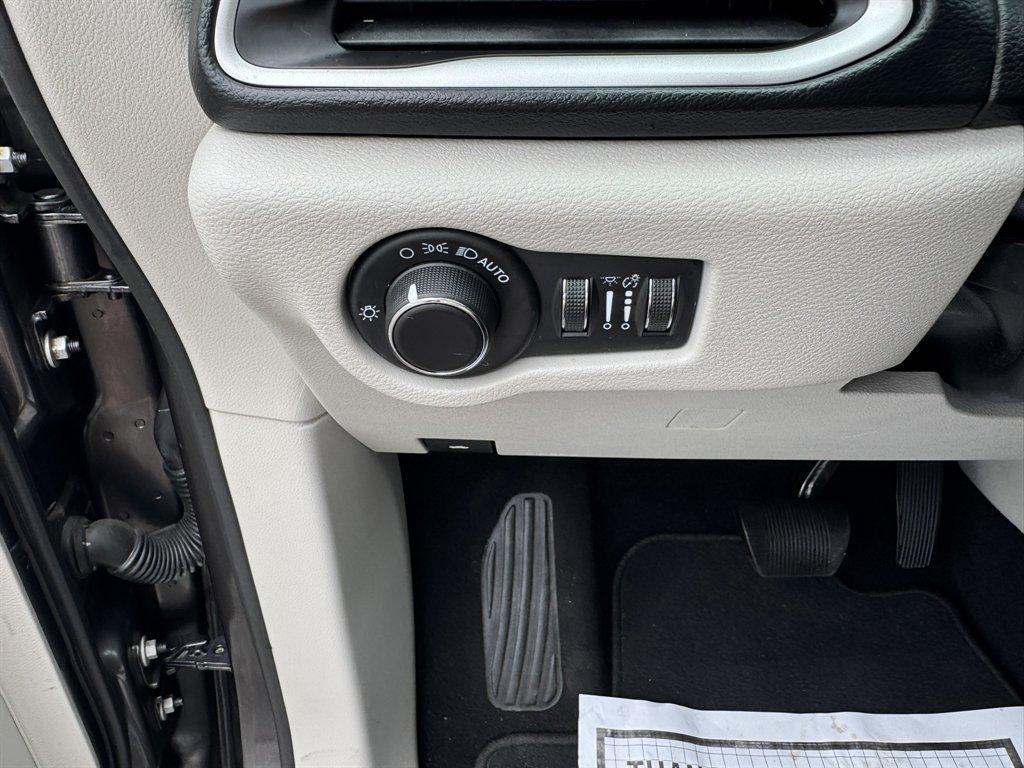 2021 Grey /Black Chrysler Voyager (2C4RC1DG8MR) with an 3.6l V6 MPI Dohc VVT Flex engine, Automatic transmission, located at 745 East Steele Rd., West Columbia, SC, 29170, (803) 755-9148, 33.927212, -81.148483 - Photo#16