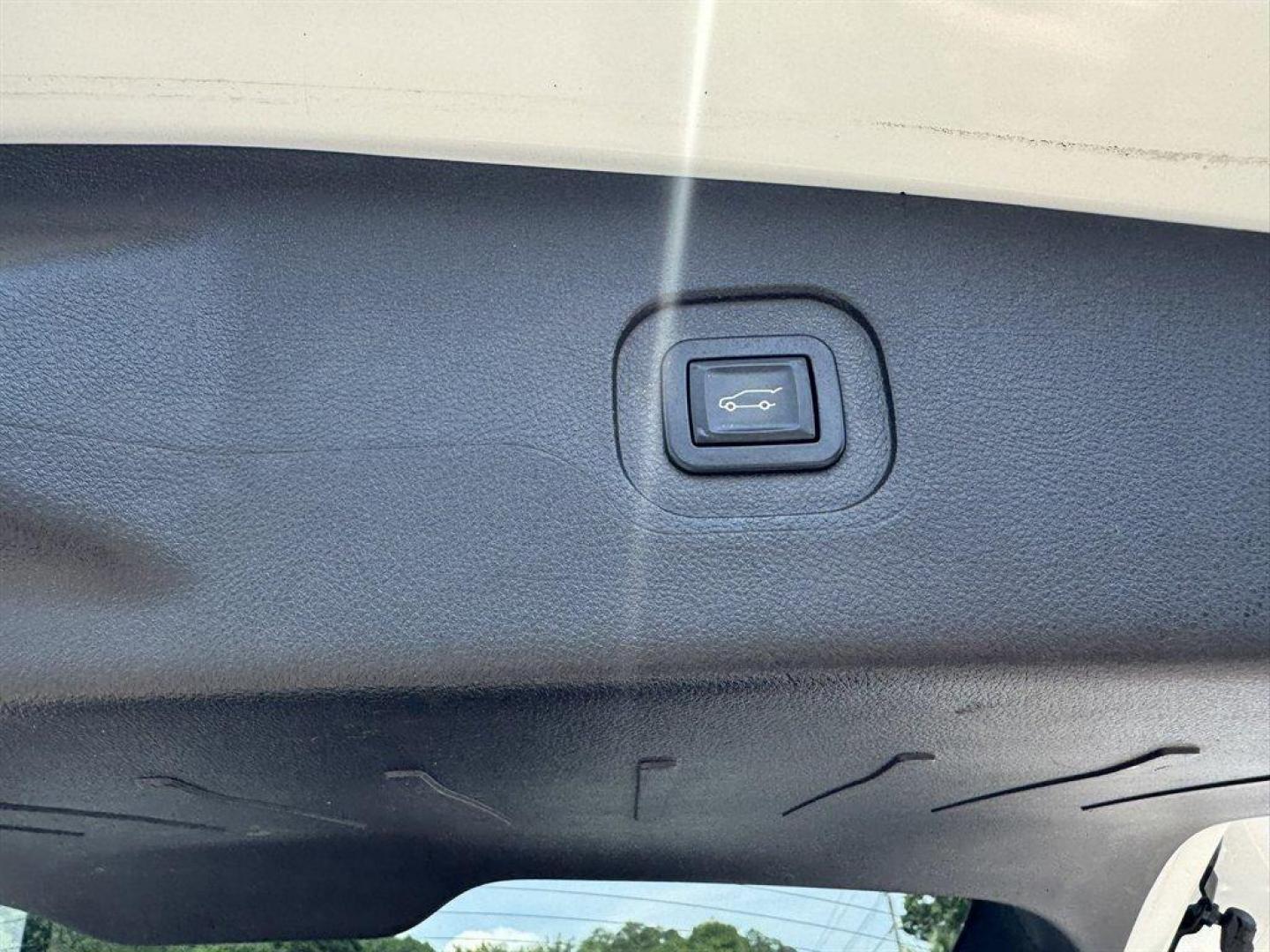 2014 White /Brown Chevrolet Equinox (2GNALCEK0E6) with an 2.4l I-4 Sidi Dohc Flex 2 engine, Automatic transmission, located at 745 East Steele Rd., West Columbia, SC, 29170, (803) 755-9148, 33.927212, -81.148483- Photo#29