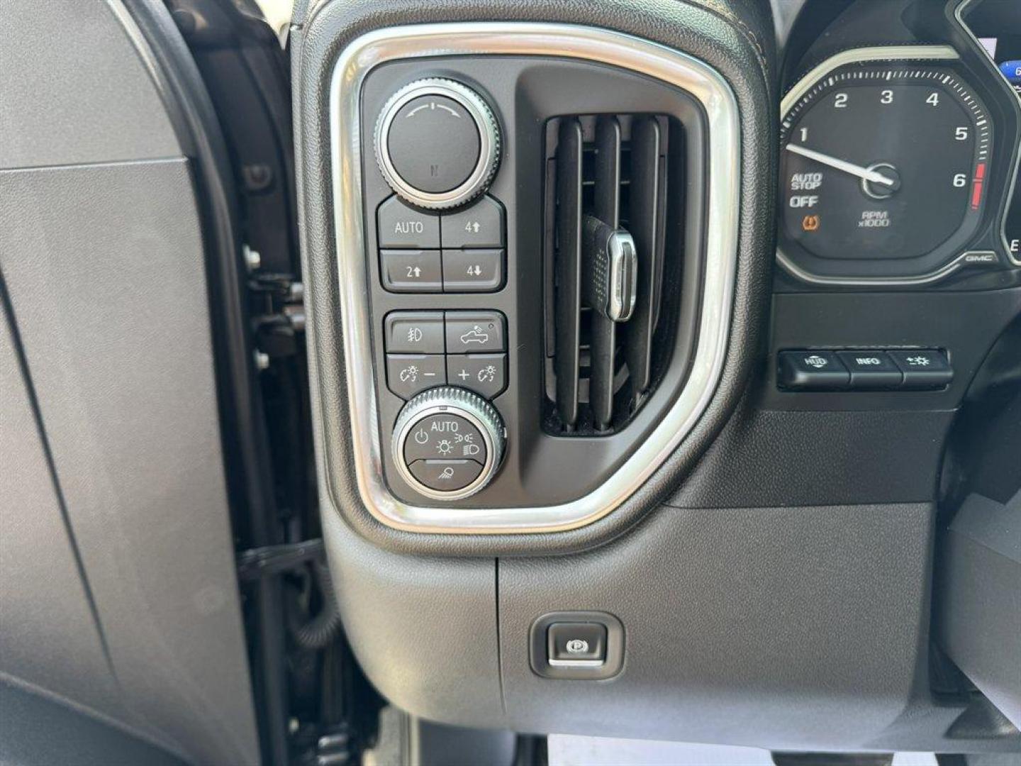 2019 Black /Black GMC Sierra 1500 (3GTP9EED7KG) with an 5.3l V8 DI DYN Fuel Mgmt engine, Automatic transmission, located at 745 East Steele Rd., West Columbia, SC, 29170, (803) 755-9148, 33.927212, -81.148483- Photo#17
