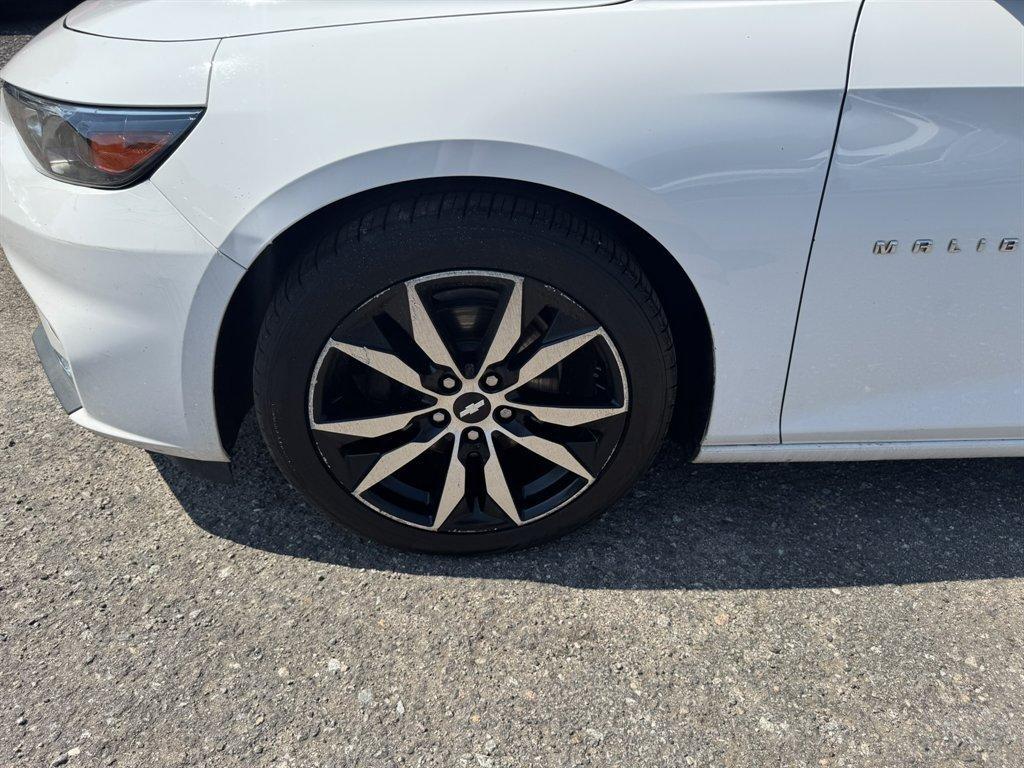 2018 White /Black Chevrolet Malibu (1G1ZD5ST2JF) with an 1.5l I-4 DI Dohc T/C 1.5l engine, Automatic transmission, located at 745 East Steele Rd., West Columbia, SC, 29170, (803) 755-9148, 33.927212, -81.148483 - Photo#32