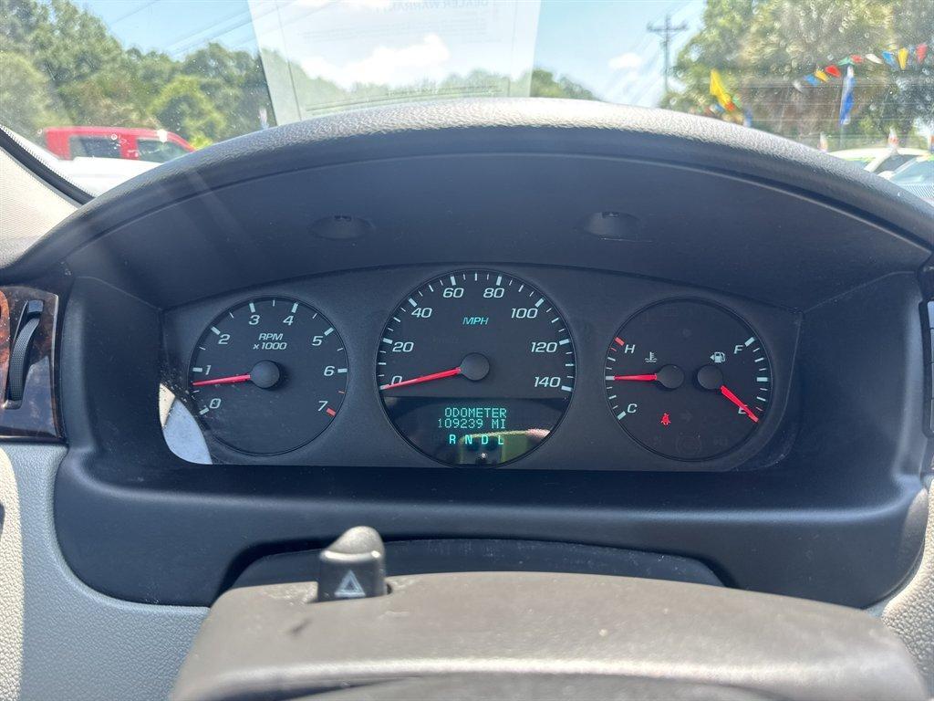 2015 White /Grey Chevrolet Impala Limited (2G1WA5E39F1) with an 3.6l V6 Sidi Dohc Flex 3. engine, Automatic transmission, located at 745 East Steele Rd., West Columbia, SC, 29170, (803) 755-9148, 33.927212, -81.148483 - Photo#8