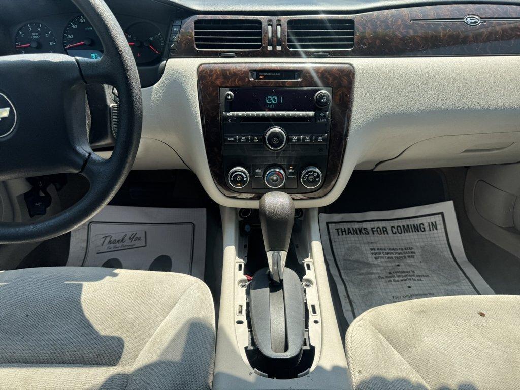 2015 White /Grey Chevrolet Impala Limited (2G1WA5E39F1) with an 3.6l V6 Sidi Dohc Flex 3. engine, Automatic transmission, located at 745 East Steele Rd., West Columbia, SC, 29170, (803) 755-9148, 33.927212, -81.148483 - Photo#9