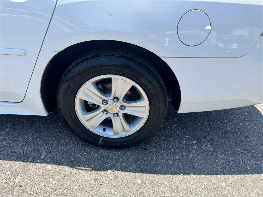 2015 White /Grey Chevrolet Impala Limited (2G1WA5E39F1) with an 3.6l V6 Sidi Dohc Flex 3. engine, Automatic transmission, located at 745 East Steele Rd., West Columbia, SC, 29170, (803) 755-9148, 33.927212, -81.148483 - Photo#26