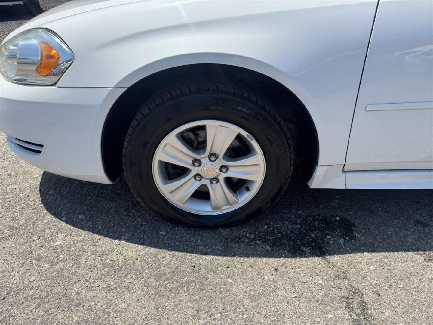 2015 White /Grey Chevrolet Impala Limited (2G1WA5E39F1) with an 3.6l V6 Sidi Dohc Flex 3. engine, Automatic transmission, located at 745 East Steele Rd., West Columbia, SC, 29170, (803) 755-9148, 33.927212, -81.148483- Photo#27