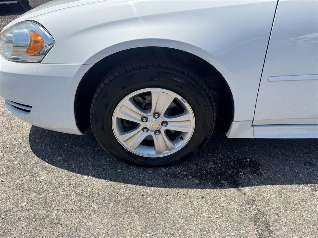2015 White /Grey Chevrolet Impala Limited (2G1WA5E39F1) with an 3.6l V6 Sidi Dohc Flex 3. engine, Automatic transmission, located at 745 East Steele Rd., West Columbia, SC, 29170, (803) 755-9148, 33.927212, -81.148483 - Photo#27
