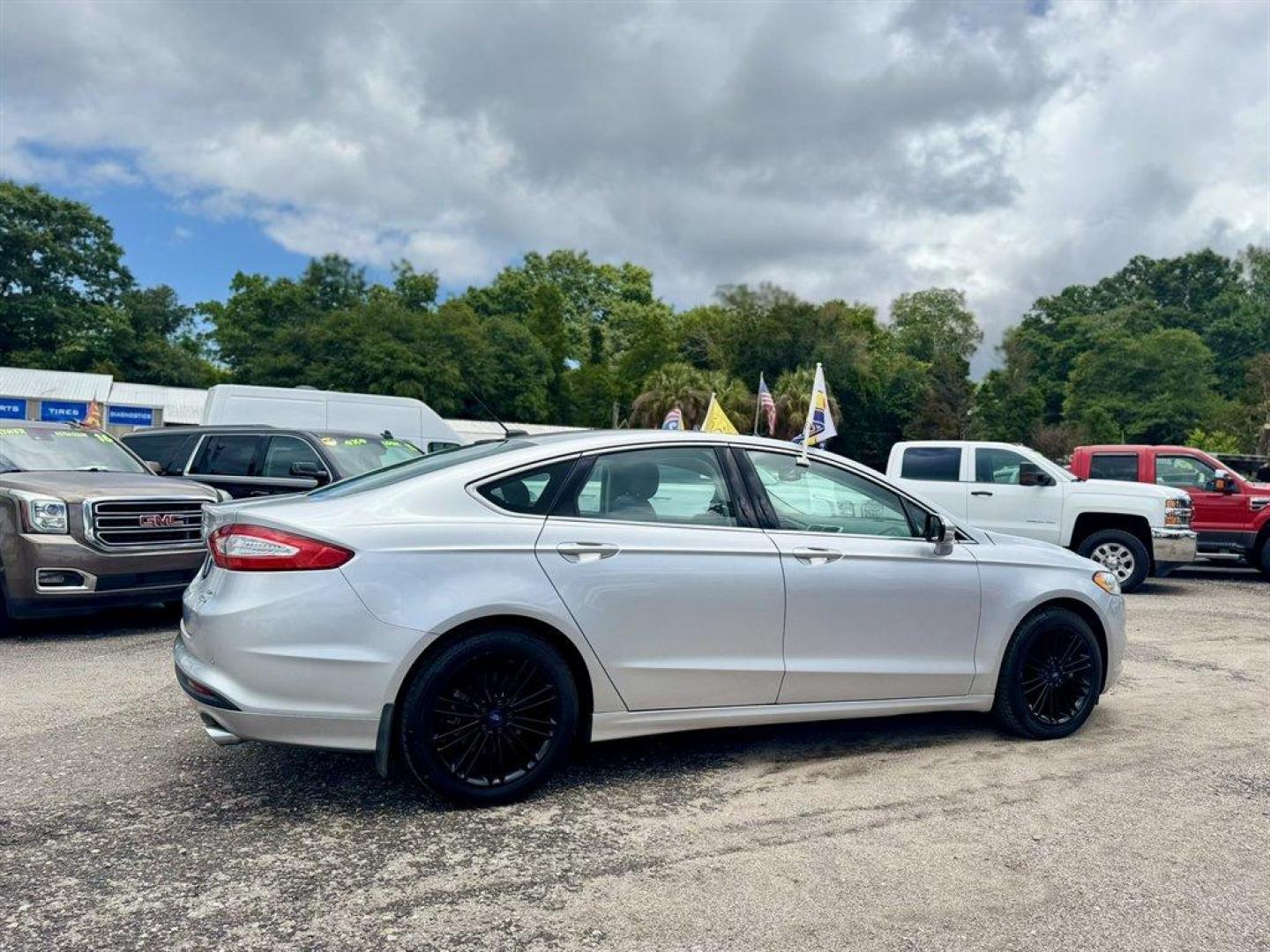 2014 Silver /Black Ford Fusion (3FA6P0HR8ER) with an 1.6l I-4 DI Dohc TC Ecobt engine, Manual transmission, located at 745 East Steele Rd., West Columbia, SC, 29170, (803) 755-9148, 33.927212, -81.148483- Photo#3