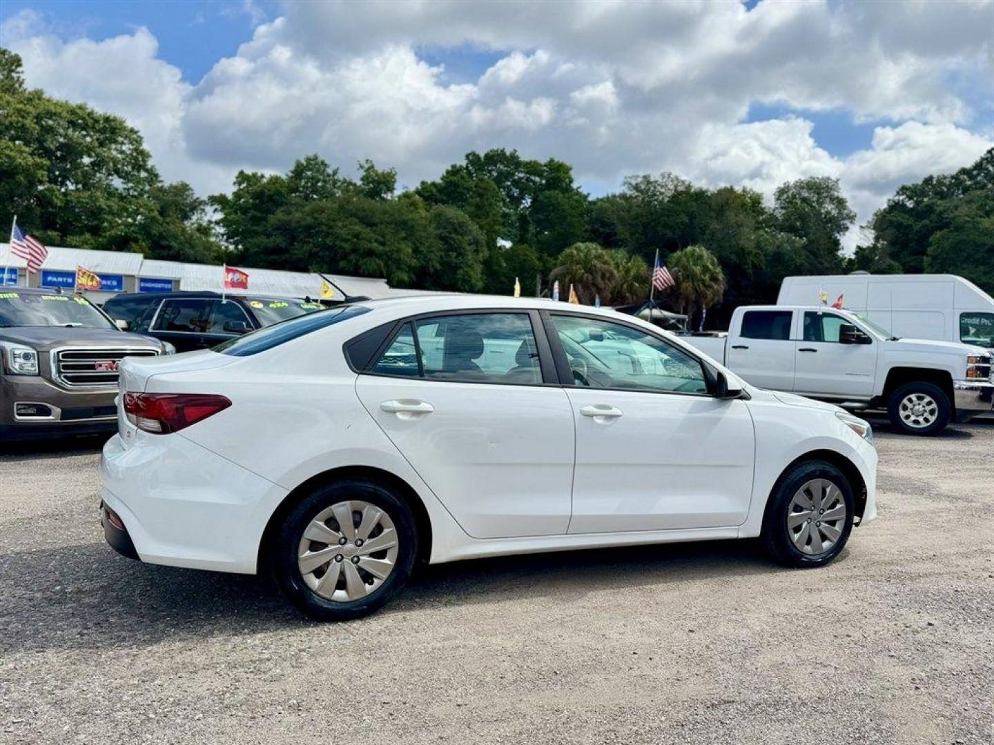 2018 White /Black Kia Rio (3KPA24AB7JE) with an 1.6l I-4 DI Dohc Cvvt 1.6 engine, located at 745 East Steele Rd., West Columbia, SC, 29170, (803) 755-9148, 33.927212, -81.148483 - Photo#3