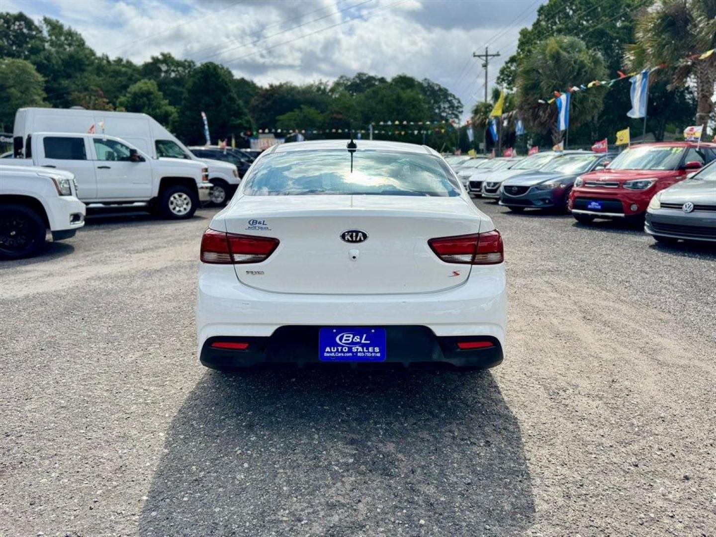 2018 White /Black Kia Rio (3KPA24AB7JE) with an 1.6l I-4 DI Dohc Cvvt 1.6 engine, located at 745 East Steele Rd., West Columbia, SC, 29170, (803) 755-9148, 33.927212, -81.148483 - Photo#4