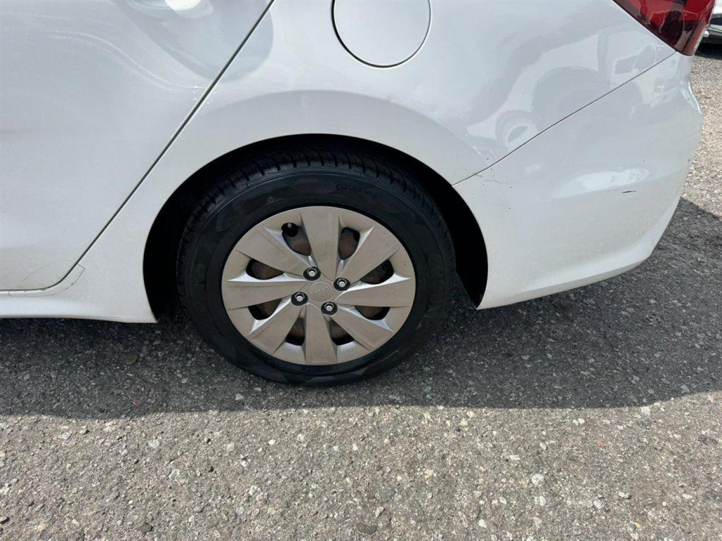 2018 White /Black Kia Rio (3KPA24AB7JE) with an 1.6l I-4 DI Dohc Cvvt 1.6 engine, located at 745 East Steele Rd., West Columbia, SC, 29170, (803) 755-9148, 33.927212, -81.148483 - Photo#28