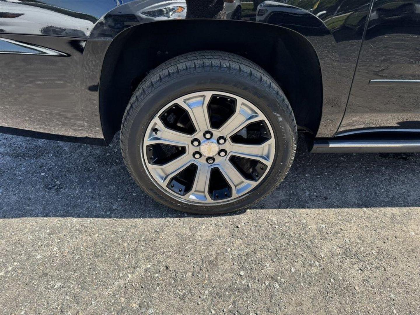 2017 Black /Black Chevrolet Suburban (1GNSKJKC6HR) with an 5.3l V8 DI VVT Flex 5.3l engine, Automatic transmission, located at 745 East Steele Rd., West Columbia, SC, 29170, (803) 755-9148, 33.927212, -81.148483- Photo#37
