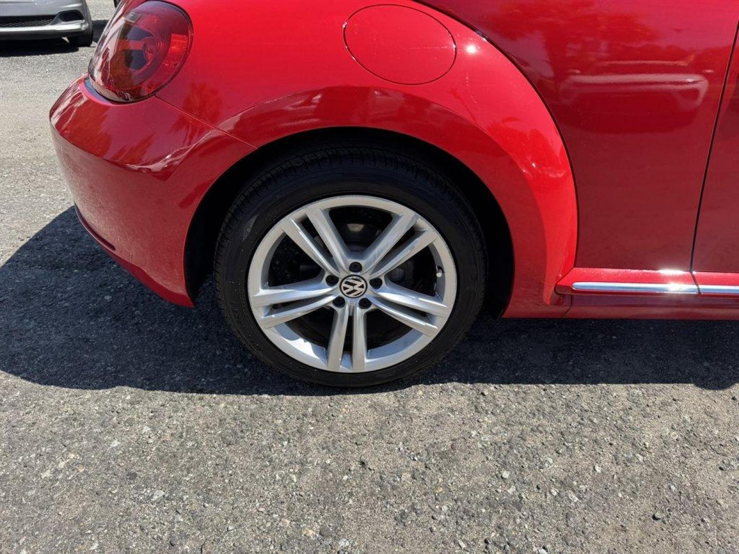 2012 Red /Black Volkswagen Beetle (3VWJX7AT1CM) with an 2.5l I-5 Smpi Dohc 2.5l engine, Automatic transmission, located at 745 East Steele Rd., West Columbia, SC, 29170, (803) 755-9148, 33.927212, -81.148483- Photo#24