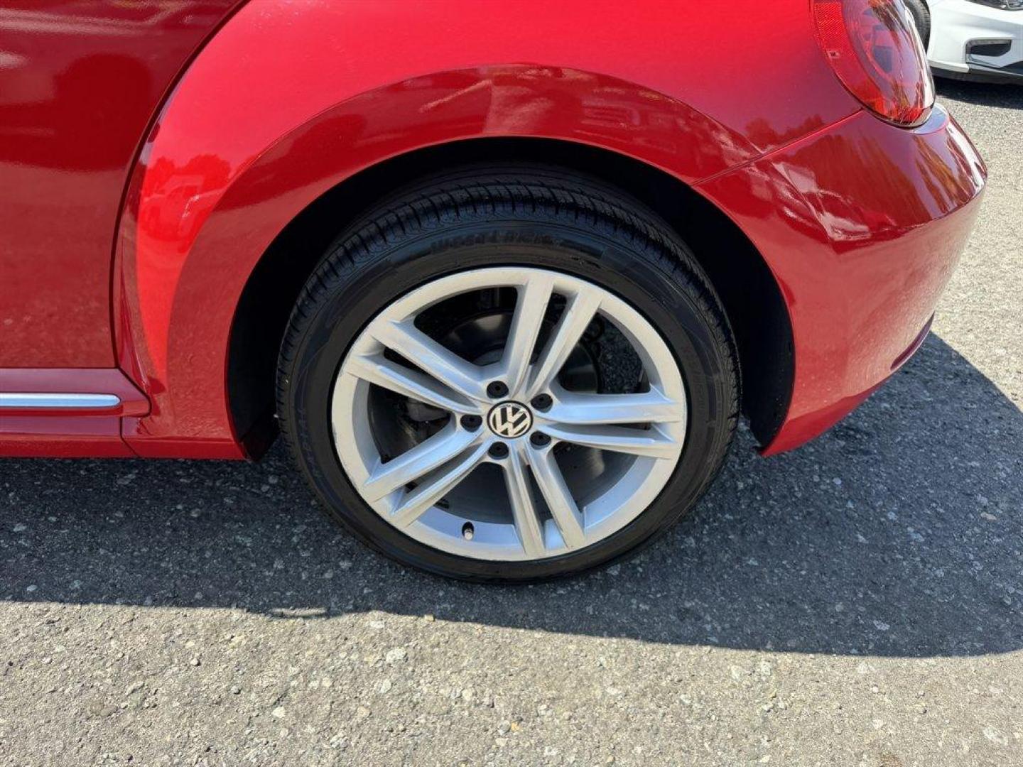 2012 Red /Black Volkswagen Beetle (3VWJX7AT1CM) with an 2.5l I-5 Smpi Dohc 2.5l engine, Automatic transmission, located at 745 East Steele Rd., West Columbia, SC, 29170, (803) 755-9148, 33.927212, -81.148483- Photo#25