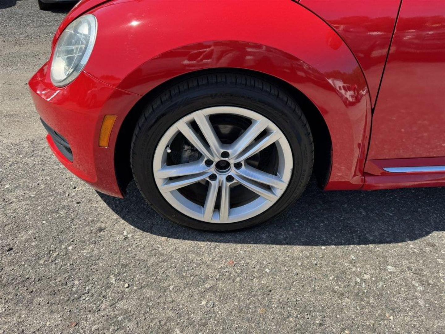 2012 Red /Black Volkswagen Beetle (3VWJX7AT1CM) with an 2.5l I-5 Smpi Dohc 2.5l engine, Automatic transmission, located at 745 East Steele Rd., West Columbia, SC, 29170, (803) 755-9148, 33.927212, -81.148483- Photo#26