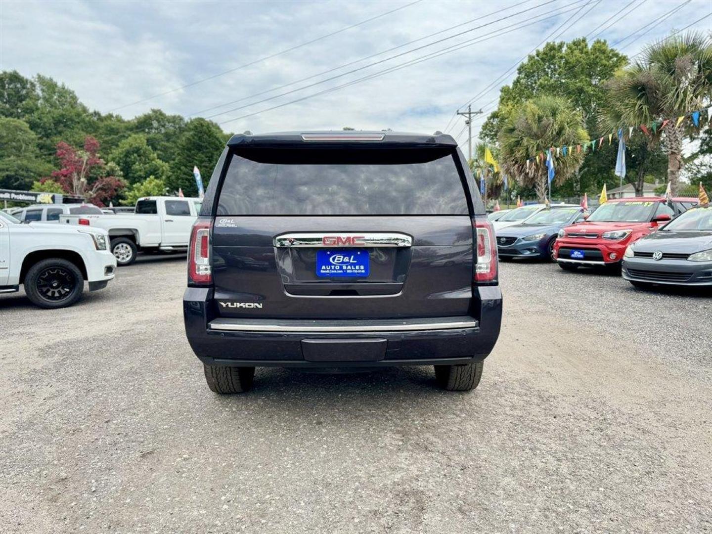 2017 Grey /Black GMC Yukon (1GKS1CKJ0HR) with an 6.2l V8 DI OHV GAS 6.2l engine, Automatic transmission, located at 745 East Steele Rd., West Columbia, SC, 29170, (803) 755-9148, 33.927212, -81.148483- Photo#4