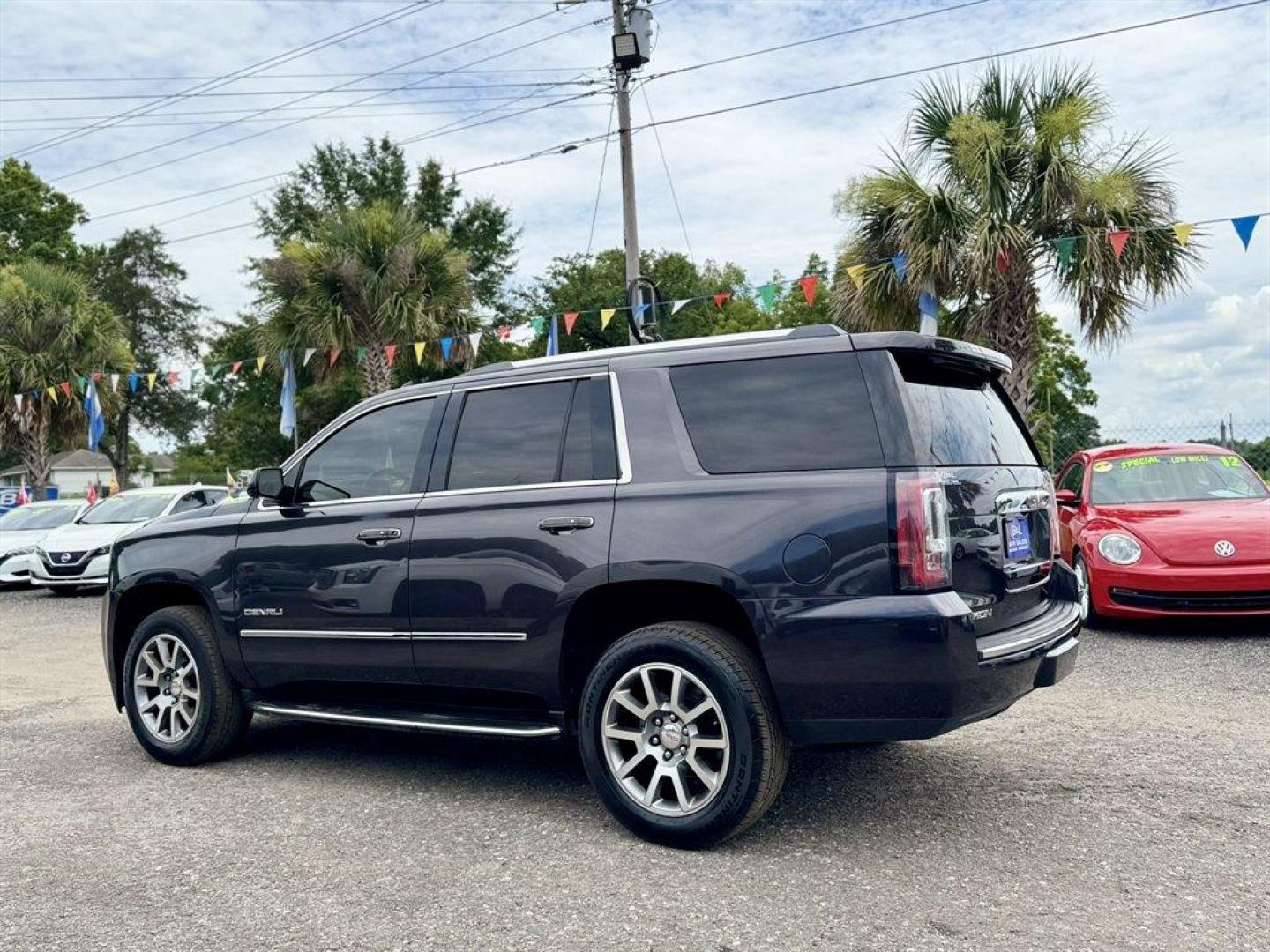 2017 Grey /Black GMC Yukon (1GKS1CKJ0HR) with an 6.2l V8 DI OHV GAS 6.2l engine, Automatic transmission, located at 745 East Steele Rd., West Columbia, SC, 29170, (803) 755-9148, 33.927212, -81.148483- Photo#5