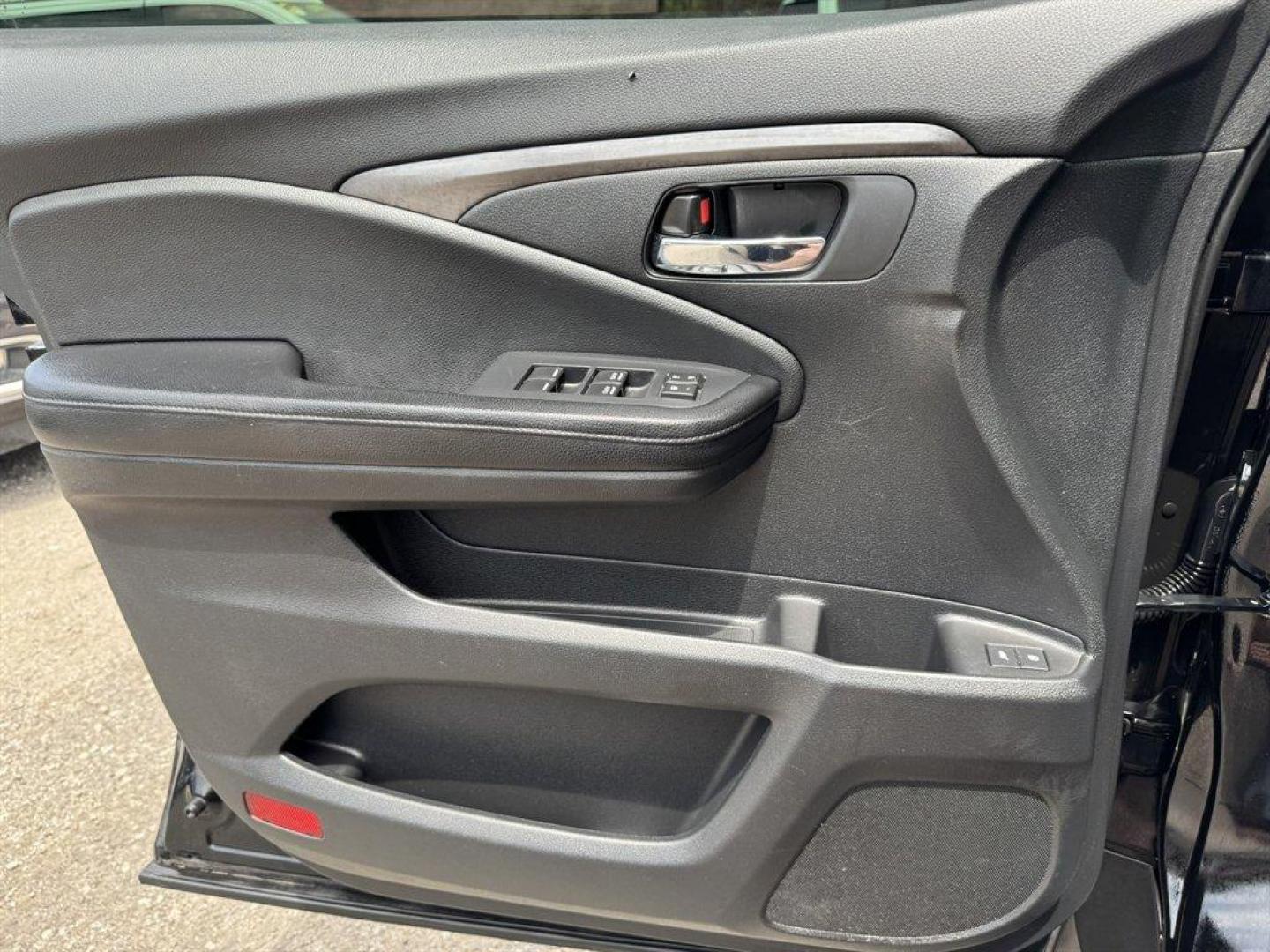 2016 Black /Black Honda Pilot (5FNYF5H65GB) with an 3.5l V6 DI Sohc I-Vtec 3. engine, Automatic transmission, located at 745 East Steele Rd., West Columbia, SC, 29170, (803) 755-9148, 33.927212, -81.148483- Photo#19