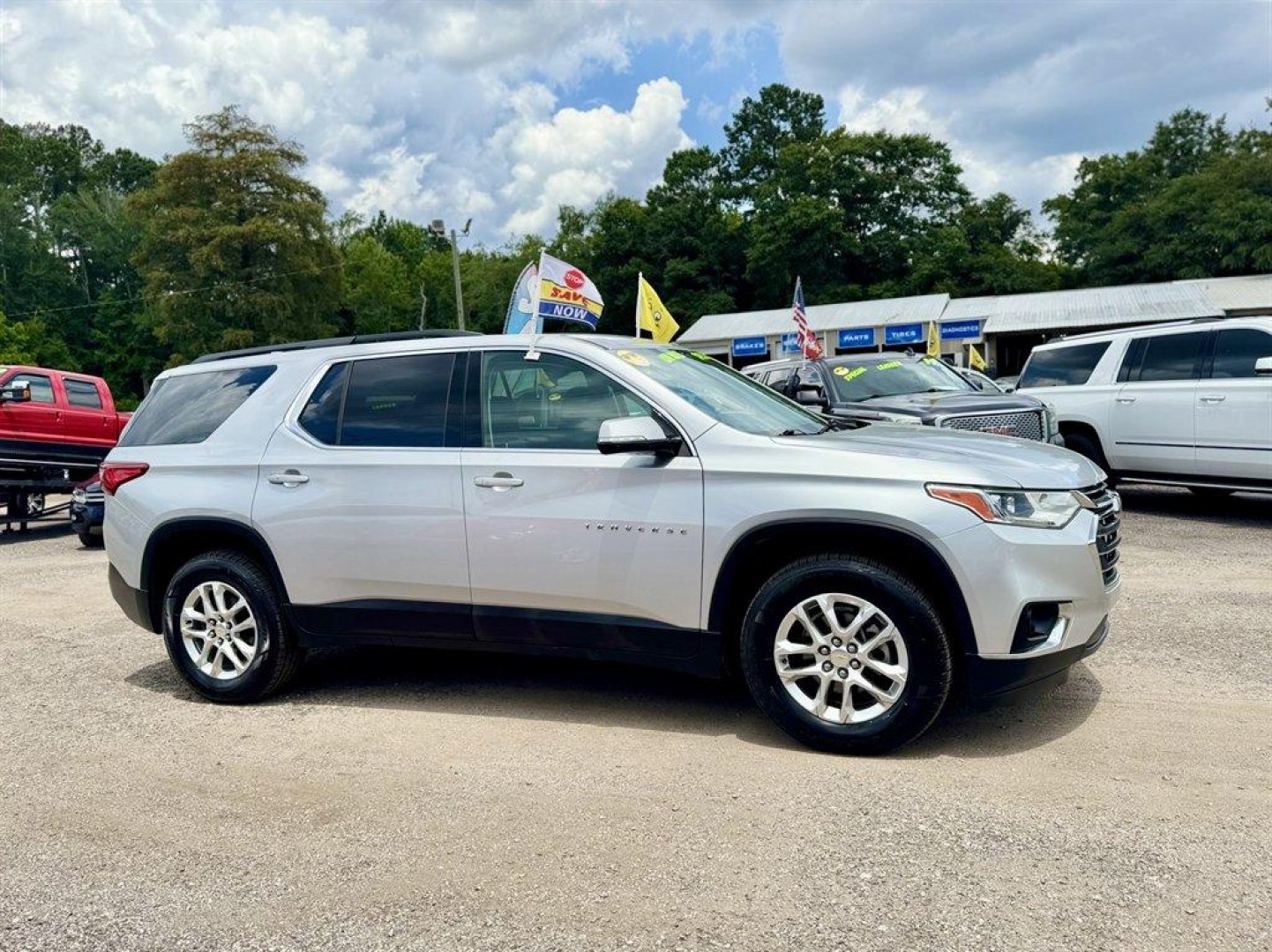 2019 Silver /Grey Chevrolet Traverse (1GNERGKW7KJ) with an 3.6l V6 DI Dohc 3.6l engine, Automatic transmission, located at 745 East Steele Rd., West Columbia, SC, 29170, (803) 755-9148, 33.927212, -81.148483- Photo#2