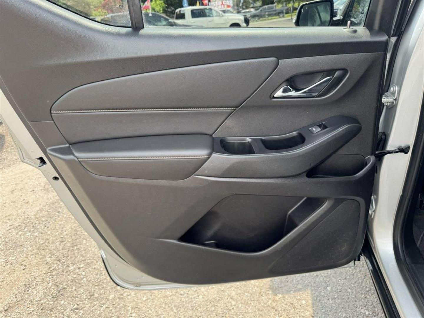 2019 Silver /Grey Chevrolet Traverse (1GNERGKW7KJ) with an 3.6l V6 DI Dohc 3.6l engine, Automatic transmission, located at 745 East Steele Rd., West Columbia, SC, 29170, (803) 755-9148, 33.927212, -81.148483- Photo#20