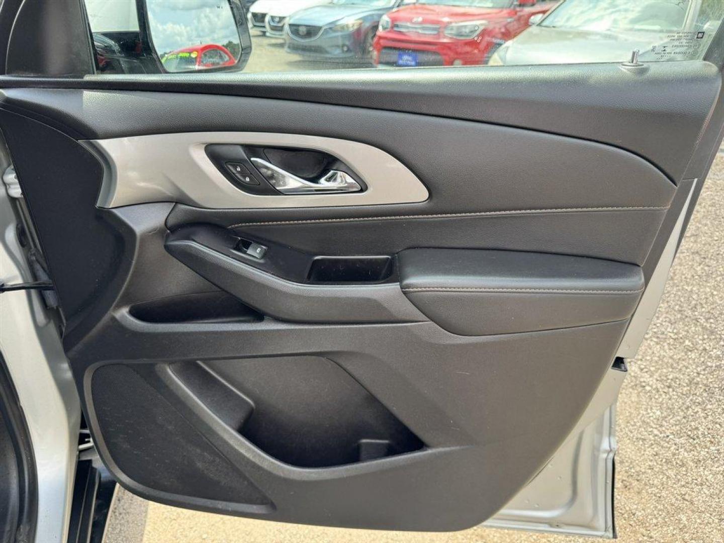 2019 Silver /Grey Chevrolet Traverse (1GNERGKW7KJ) with an 3.6l V6 DI Dohc 3.6l engine, Automatic transmission, located at 745 East Steele Rd., West Columbia, SC, 29170, (803) 755-9148, 33.927212, -81.148483- Photo#25