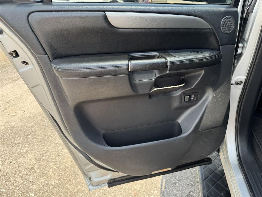 2012 Silver /Black Nissan Armada (5N1AA0NC5CN) with an 5.6l V8 MPI Dohc 5.6l engine, Automatic transmission, located at 745 East Steele Rd., West Columbia, SC, 29170, (803) 755-9148, 33.927212, -81.148483- Photo#21
