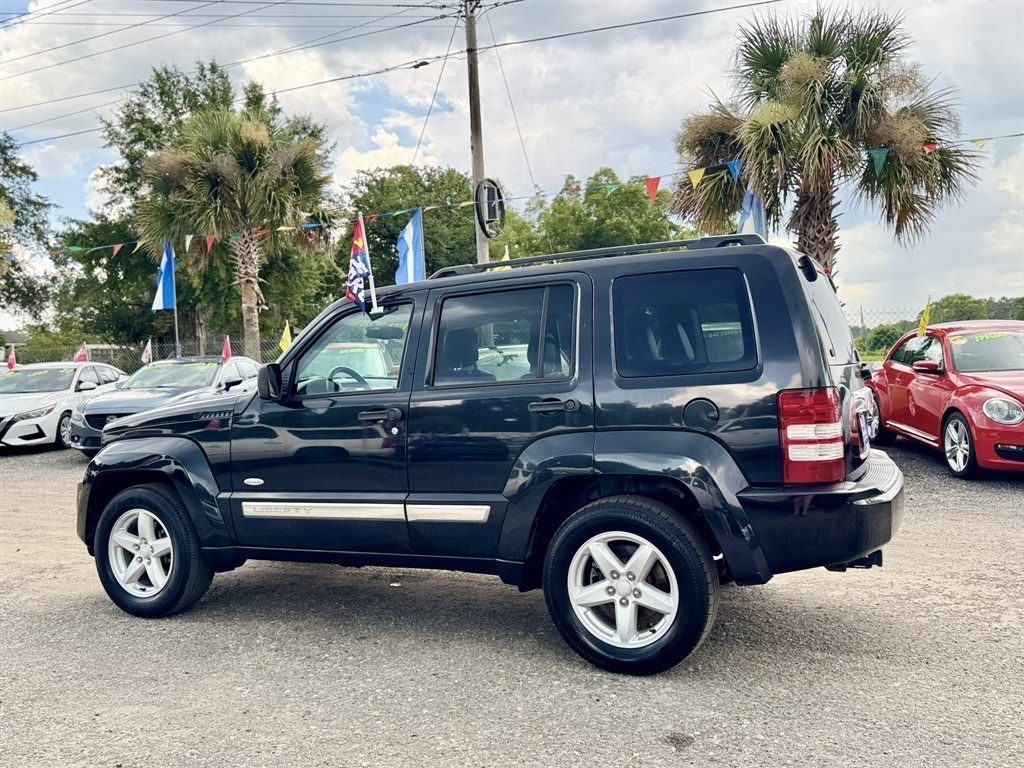 2012 Black /Black Jeep Liberty (1C4PJLAK2CW) with an 3.7l V6 MPI 3.7l engine, Automatic transmission, located at 745 East Steele Rd., West Columbia, SC, 29170, (803) 755-9148, 33.927212, -81.148483- Photo#5