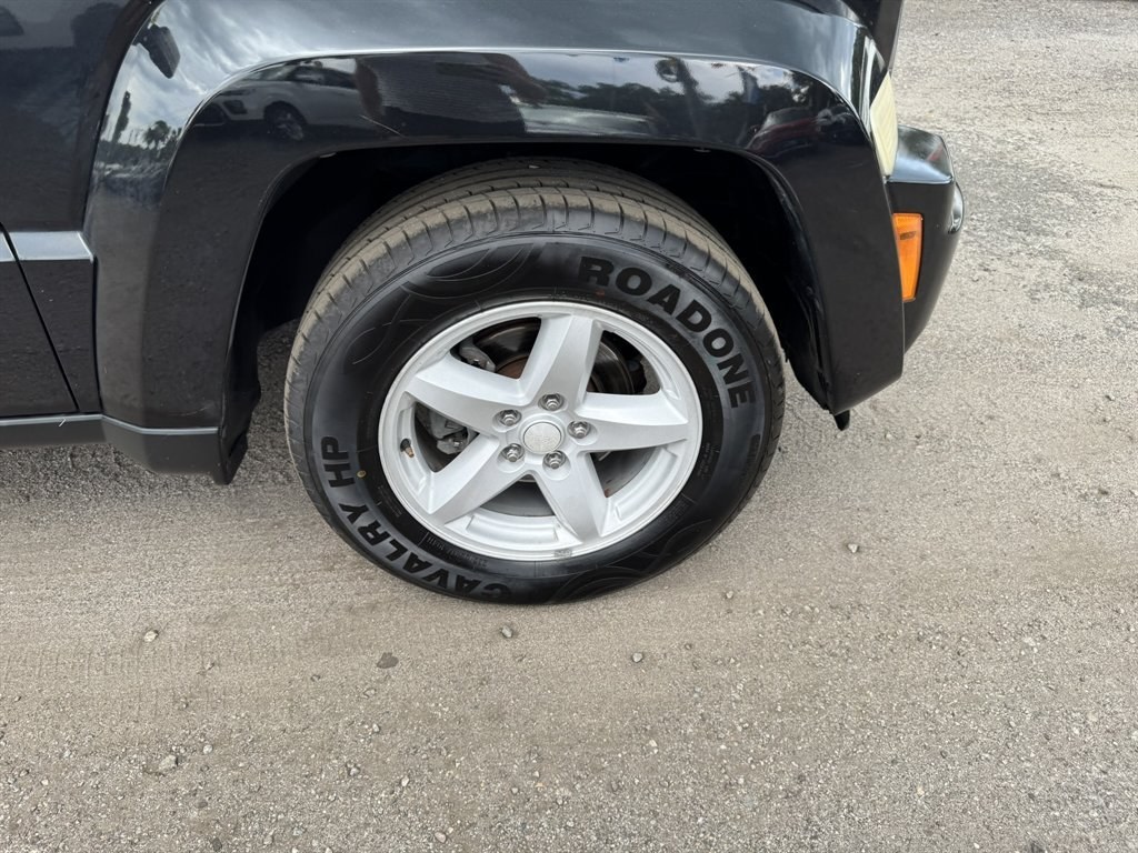 2012 Black /Black Jeep Liberty (1C4PJLAK2CW) with an 3.7l V6 MPI 3.7l engine, Automatic transmission, located at 745 East Steele Rd., West Columbia, SC, 29170, (803) 755-9148, 33.927212, -81.148483- Photo#27
