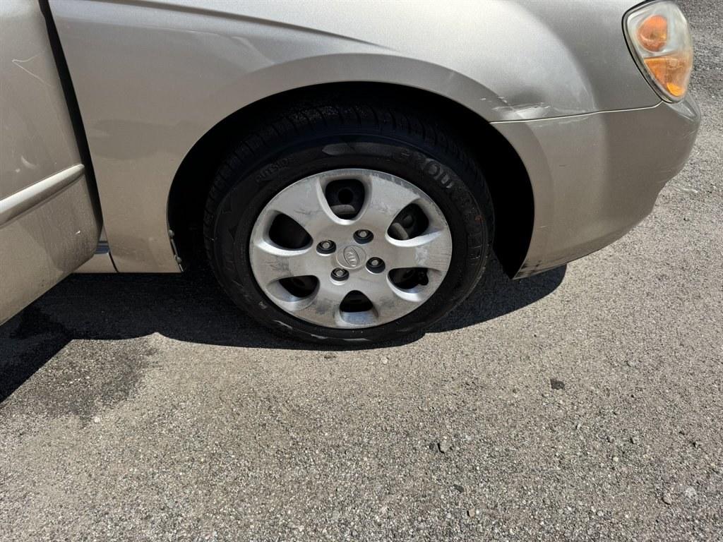 2007 Gold /Taupe Kia Spectra (KNAFE121475) with an 2.0l I-4 EFI Dohc 2.0l engine, Automatic transmission, located at 745 East Steele Rd., West Columbia, SC, 29170, (803) 755-9148, 33.927212, -81.148483- Photo#24