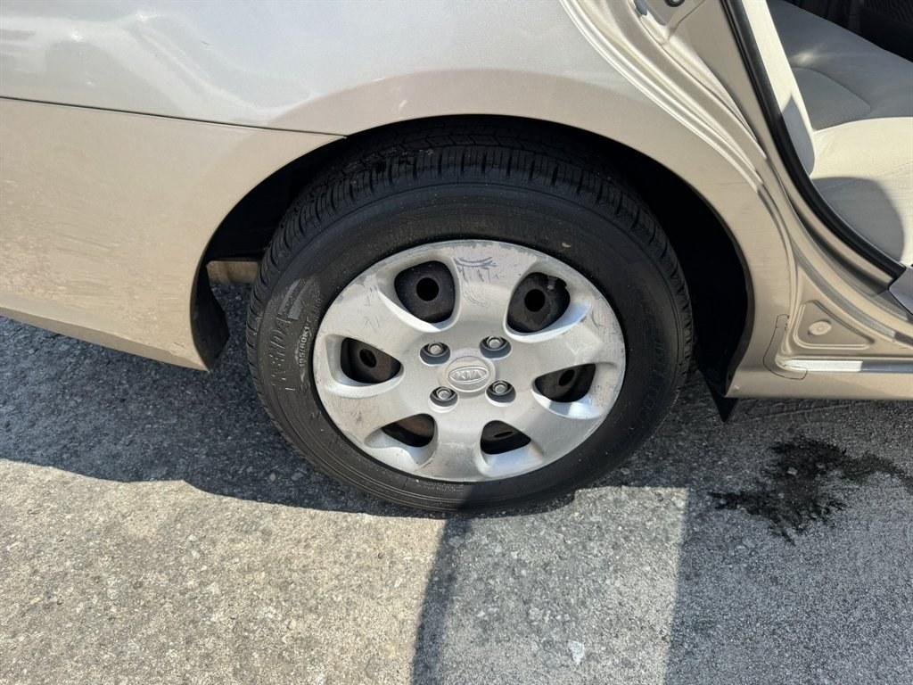 2007 Gold /Taupe Kia Spectra (KNAFE121475) with an 2.0l I-4 EFI Dohc 2.0l engine, Automatic transmission, located at 745 East Steele Rd., West Columbia, SC, 29170, (803) 755-9148, 33.927212, -81.148483- Photo#25