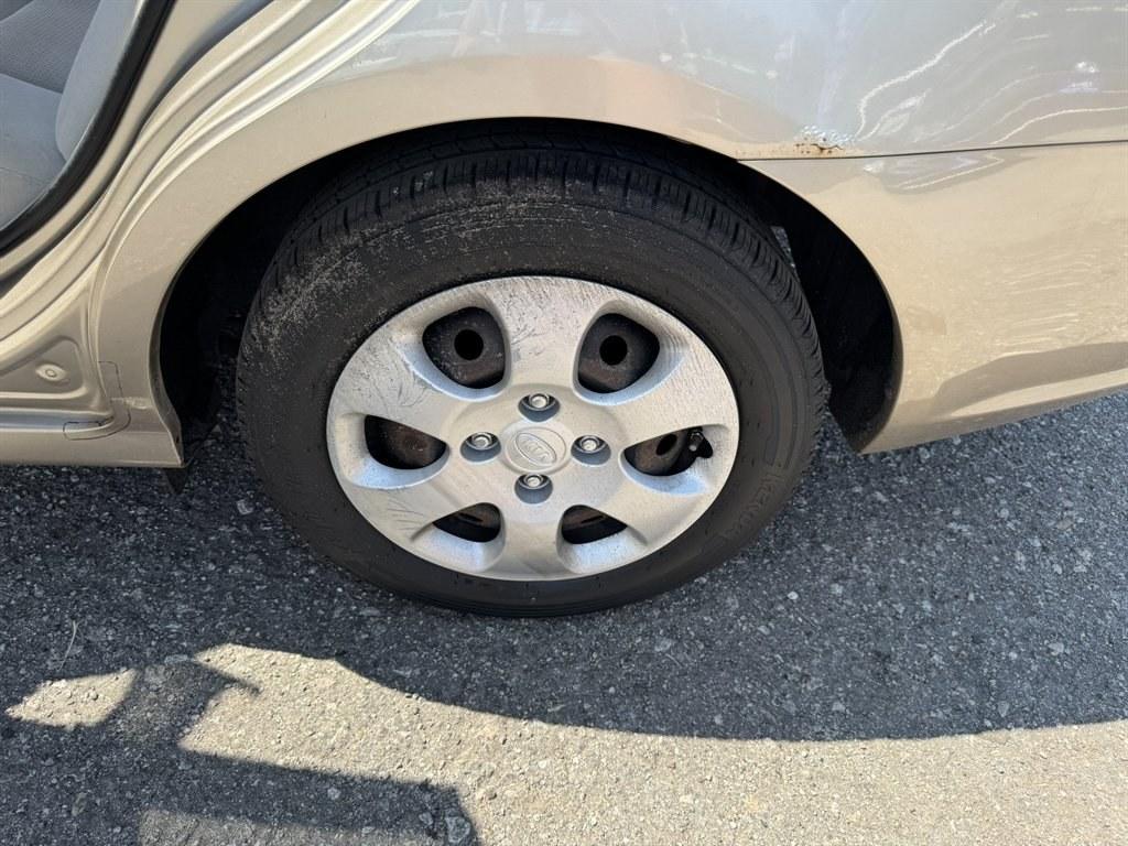2007 Gold /Taupe Kia Spectra (KNAFE121475) with an 2.0l I-4 EFI Dohc 2.0l engine, Automatic transmission, located at 745 East Steele Rd., West Columbia, SC, 29170, (803) 755-9148, 33.927212, -81.148483- Photo#26