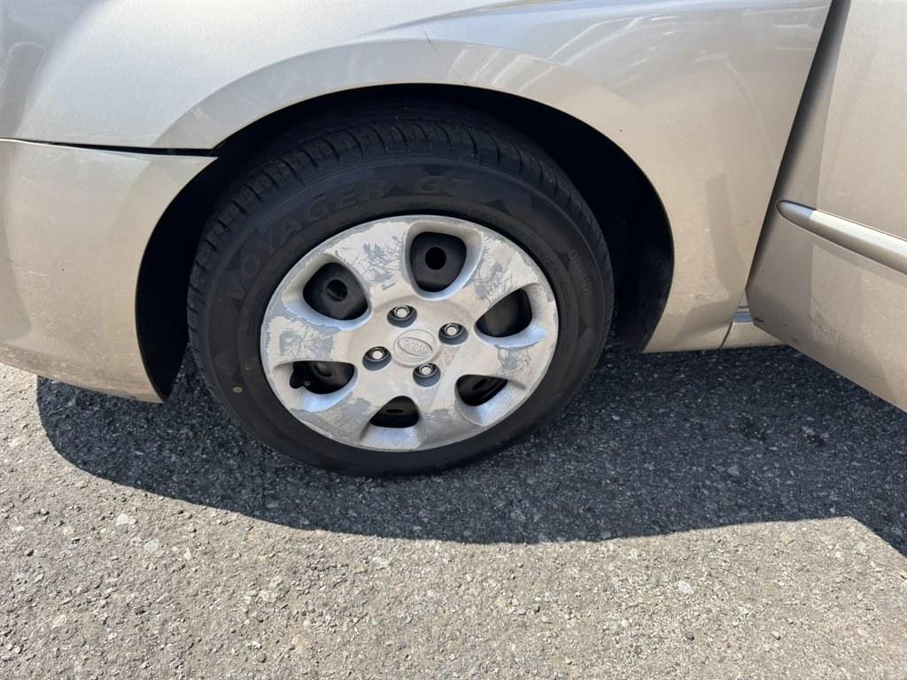 2007 Gold /Taupe Kia Spectra (KNAFE121475) with an 2.0l I-4 EFI Dohc 2.0l engine, Automatic transmission, located at 745 East Steele Rd., West Columbia, SC, 29170, (803) 755-9148, 33.927212, -81.148483- Photo#27