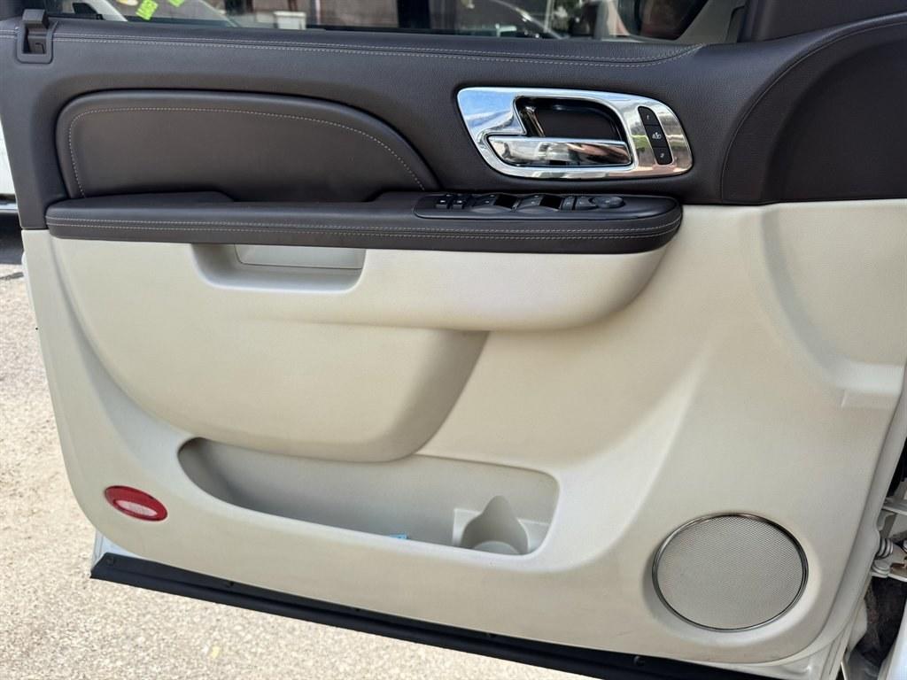 2014 White /Taupe Cadillac Escalade (1GYS3KEF5ER) with an 6.2l V8 SFI OHV Flex 6.2l engine, Automatic transmission, located at 745 East Steele Rd., West Columbia, SC, 29170, (803) 755-9148, 33.927212, -81.148483- Photo#19