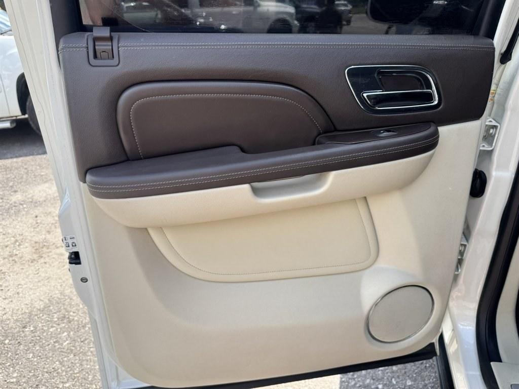 2014 White /Taupe Cadillac Escalade (1GYS3KEF5ER) with an 6.2l V8 SFI OHV Flex 6.2l engine, Automatic transmission, located at 745 East Steele Rd., West Columbia, SC, 29170, (803) 755-9148, 33.927212, -81.148483- Photo#23