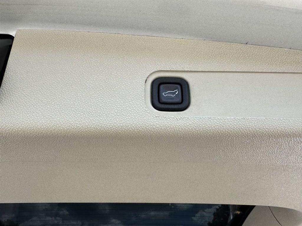 2014 White /Taupe Cadillac Escalade (1GYS3KEF5ER) with an 6.2l V8 SFI OHV Flex 6.2l engine, Automatic transmission, located at 745 East Steele Rd., West Columbia, SC, 29170, (803) 755-9148, 33.927212, -81.148483- Photo#34