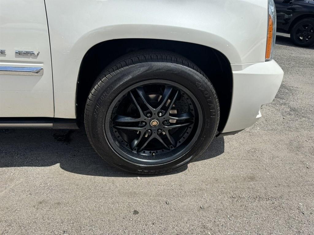 2014 White /Taupe Cadillac Escalade (1GYS3KEF5ER) with an 6.2l V8 SFI OHV Flex 6.2l engine, Automatic transmission, located at 745 East Steele Rd., West Columbia, SC, 29170, (803) 755-9148, 33.927212, -81.148483- Photo#35