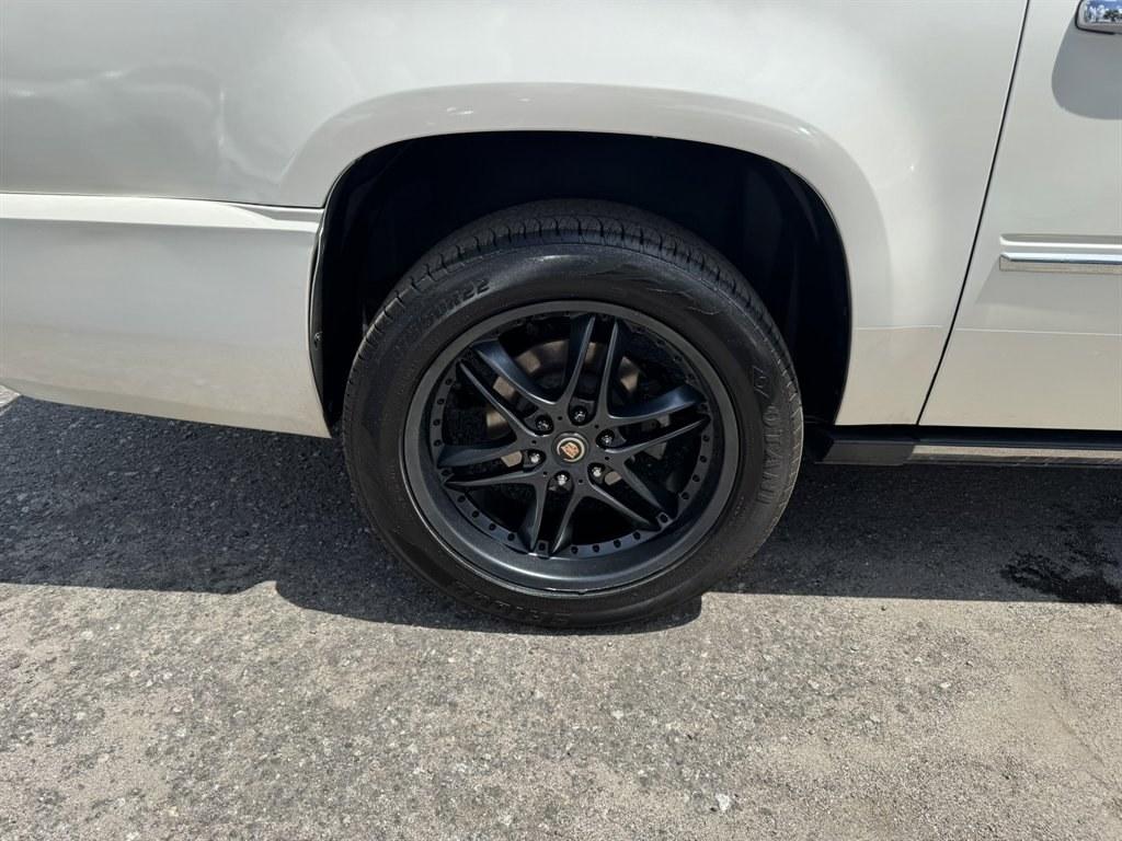2014 White /Taupe Cadillac Escalade (1GYS3KEF5ER) with an 6.2l V8 SFI OHV Flex 6.2l engine, Automatic transmission, located at 745 East Steele Rd., West Columbia, SC, 29170, (803) 755-9148, 33.927212, -81.148483- Photo#36