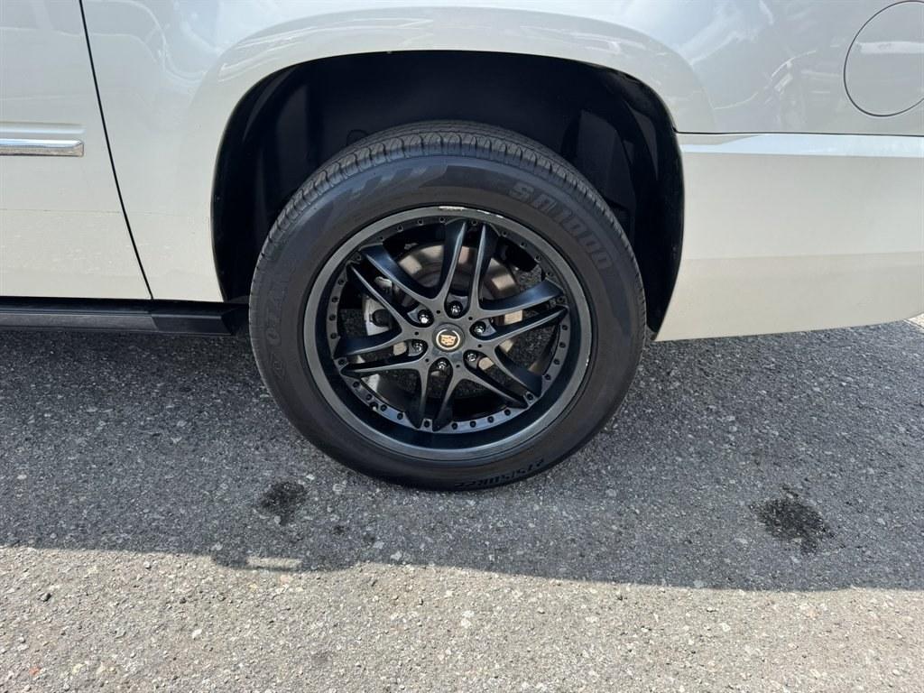 2014 White /Taupe Cadillac Escalade (1GYS3KEF5ER) with an 6.2l V8 SFI OHV Flex 6.2l engine, Automatic transmission, located at 745 East Steele Rd., West Columbia, SC, 29170, (803) 755-9148, 33.927212, -81.148483- Photo#37