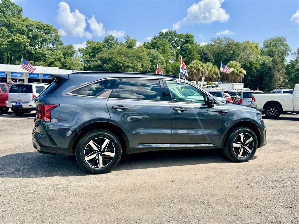 2022 Grey /Black Kia Sorento (5XYRL4LC9NG) with an 2.5l I-4 DI Dohc 2.5l engine, Automatic transmission, located at 745 East Steele Rd., West Columbia, SC, 29170, (803) 755-9148, 33.927212, -81.148483- Photo#2