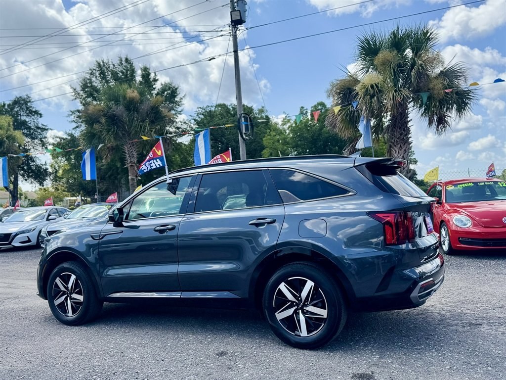 2022 Grey /Black Kia Sorento (5XYRL4LC9NG) with an 2.5l I-4 DI Dohc 2.5l engine, Automatic transmission, located at 745 East Steele Rd., West Columbia, SC, 29170, (803) 755-9148, 33.927212, -81.148483- Photo#5