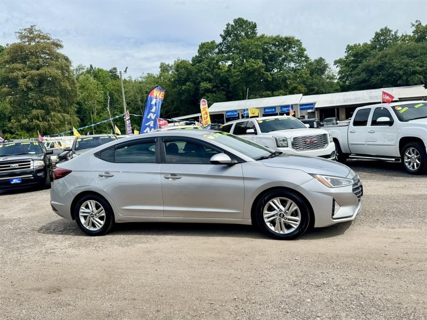 2020 Silver /Grey Hyundai Elantra (5NPD84LFXLH) with an 2.0l I-4 MPI Dohc 2.0l engine, Automatic transmission, located at 745 East Steele Rd., West Columbia, SC, 29170, (803) 755-9148, 33.927212, -81.148483- Photo#2