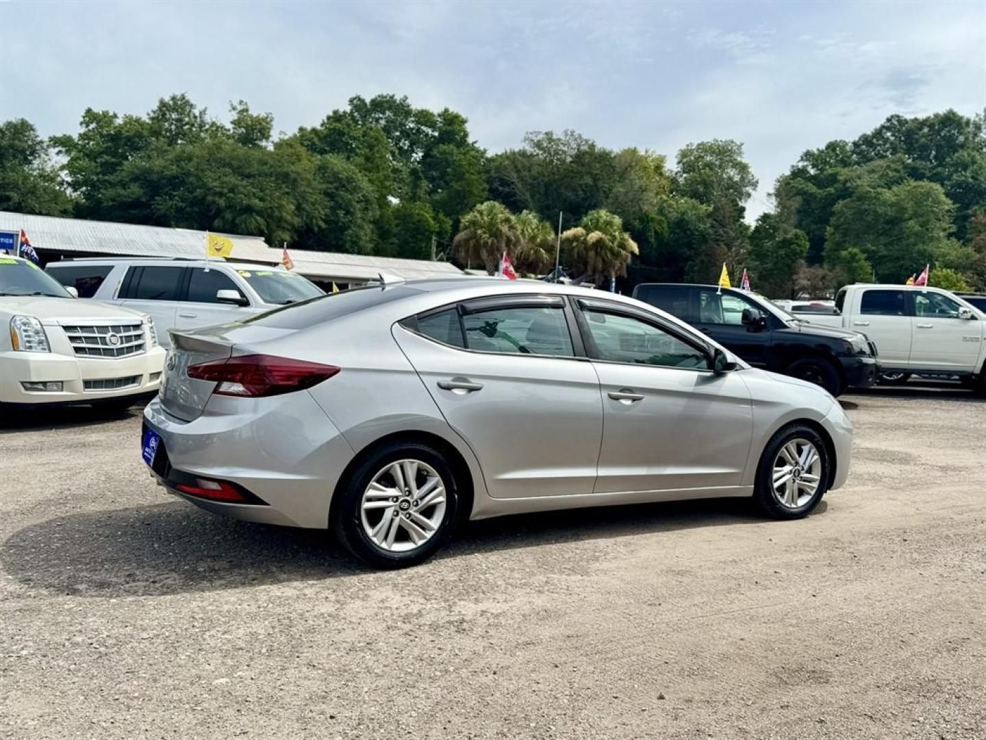 2020 Silver /Grey Hyundai Elantra (5NPD84LFXLH) with an 2.0l I-4 MPI Dohc 2.0l engine, Automatic transmission, located at 745 East Steele Rd., West Columbia, SC, 29170, (803) 755-9148, 33.927212, -81.148483- Photo#3