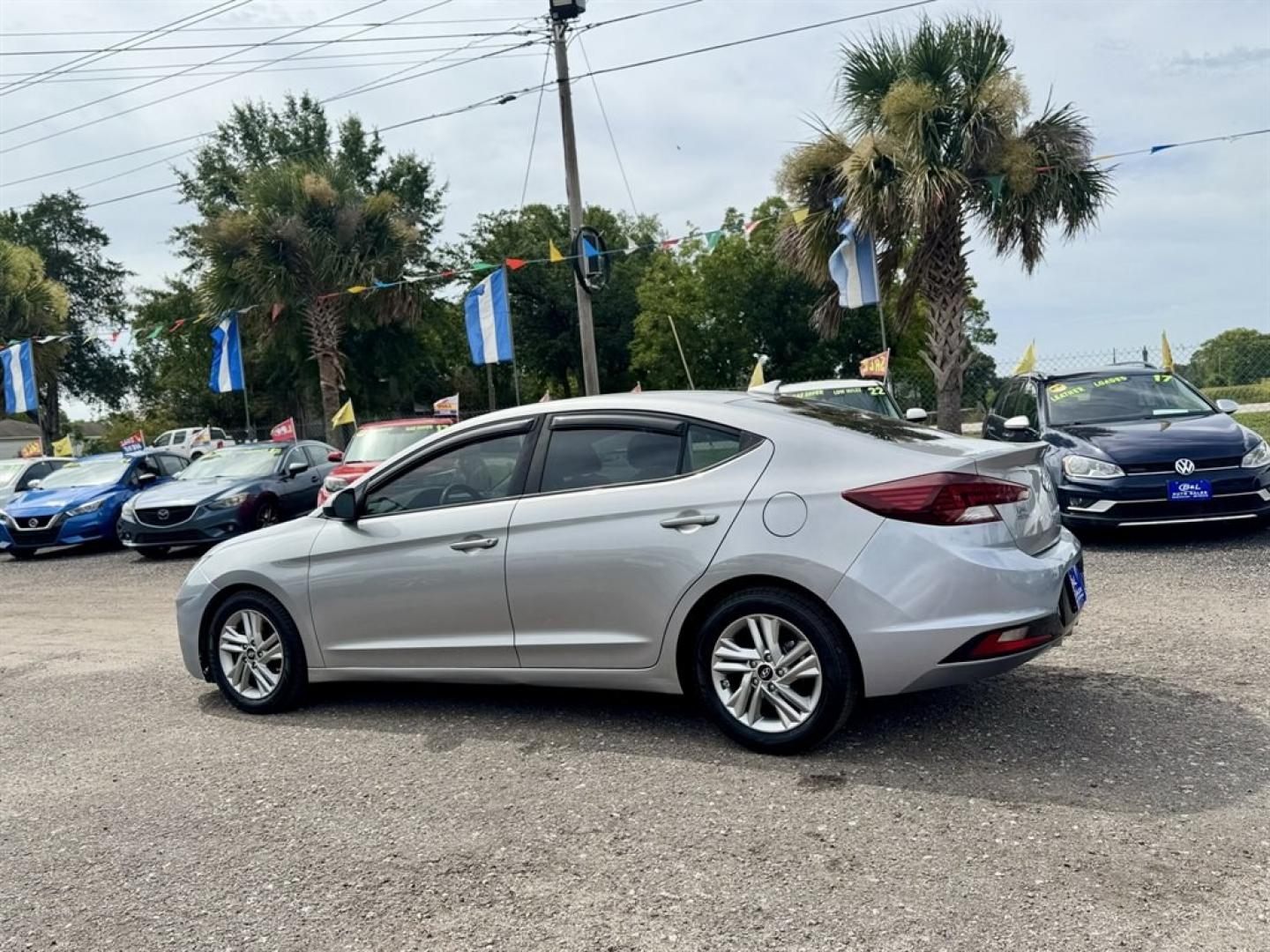 2020 Silver /Grey Hyundai Elantra (5NPD84LFXLH) with an 2.0l I-4 MPI Dohc 2.0l engine, Automatic transmission, located at 745 East Steele Rd., West Columbia, SC, 29170, (803) 755-9148, 33.927212, -81.148483- Photo#5