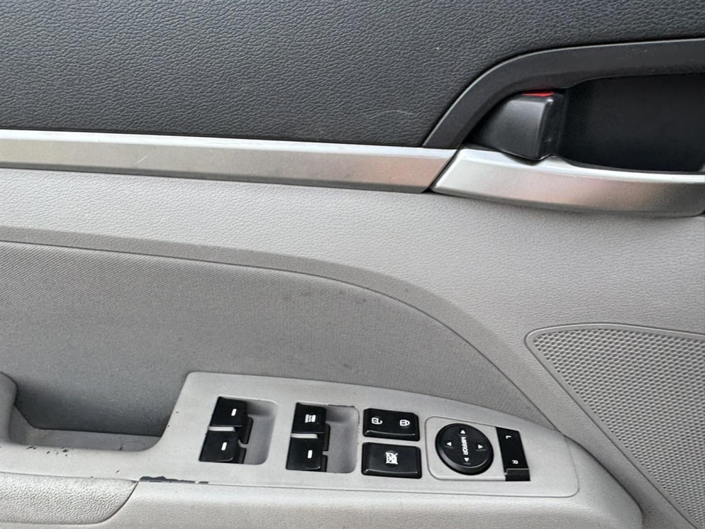 2020 Silver /Grey Hyundai Elantra (5NPD84LFXLH) with an 2.0l I-4 MPI Dohc 2.0l engine, Automatic transmission, located at 745 East Steele Rd., West Columbia, SC, 29170, (803) 755-9148, 33.927212, -81.148483- Photo#16