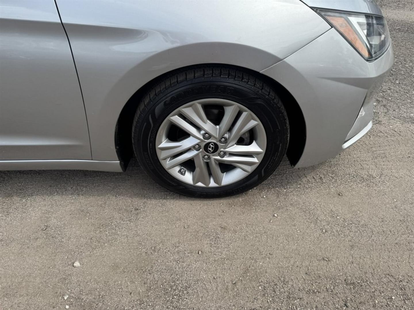 2020 Silver /Grey Hyundai Elantra (5NPD84LFXLH) with an 2.0l I-4 MPI Dohc 2.0l engine, Automatic transmission, located at 745 East Steele Rd., West Columbia, SC, 29170, (803) 755-9148, 33.927212, -81.148483- Photo#24