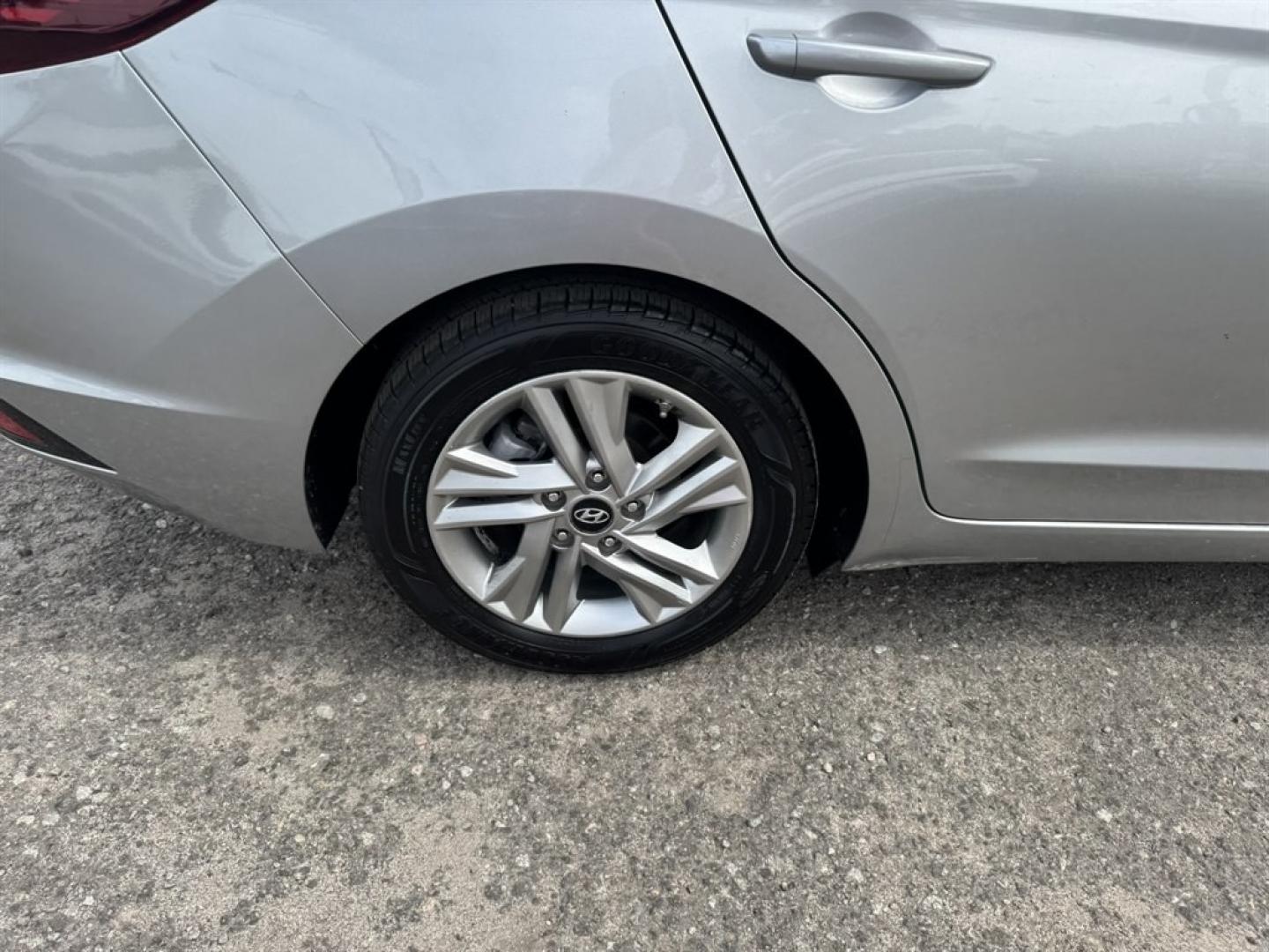 2020 Silver /Grey Hyundai Elantra (5NPD84LFXLH) with an 2.0l I-4 MPI Dohc 2.0l engine, Automatic transmission, located at 745 East Steele Rd., West Columbia, SC, 29170, (803) 755-9148, 33.927212, -81.148483- Photo#25
