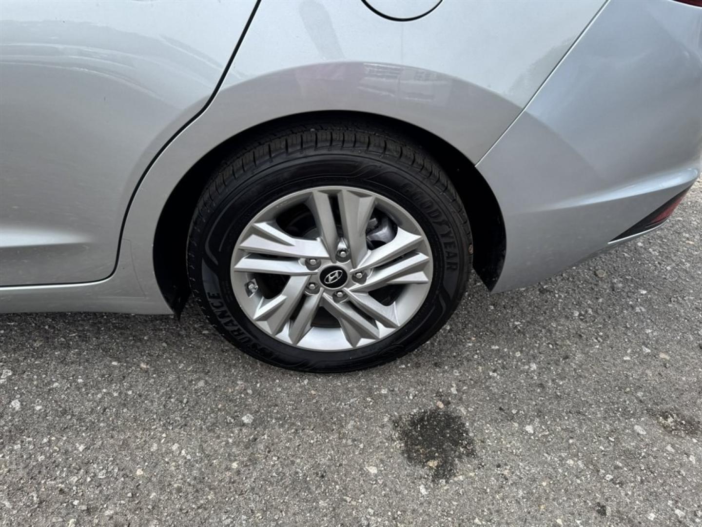 2020 Silver /Grey Hyundai Elantra (5NPD84LFXLH) with an 2.0l I-4 MPI Dohc 2.0l engine, Automatic transmission, located at 745 East Steele Rd., West Columbia, SC, 29170, (803) 755-9148, 33.927212, -81.148483- Photo#26