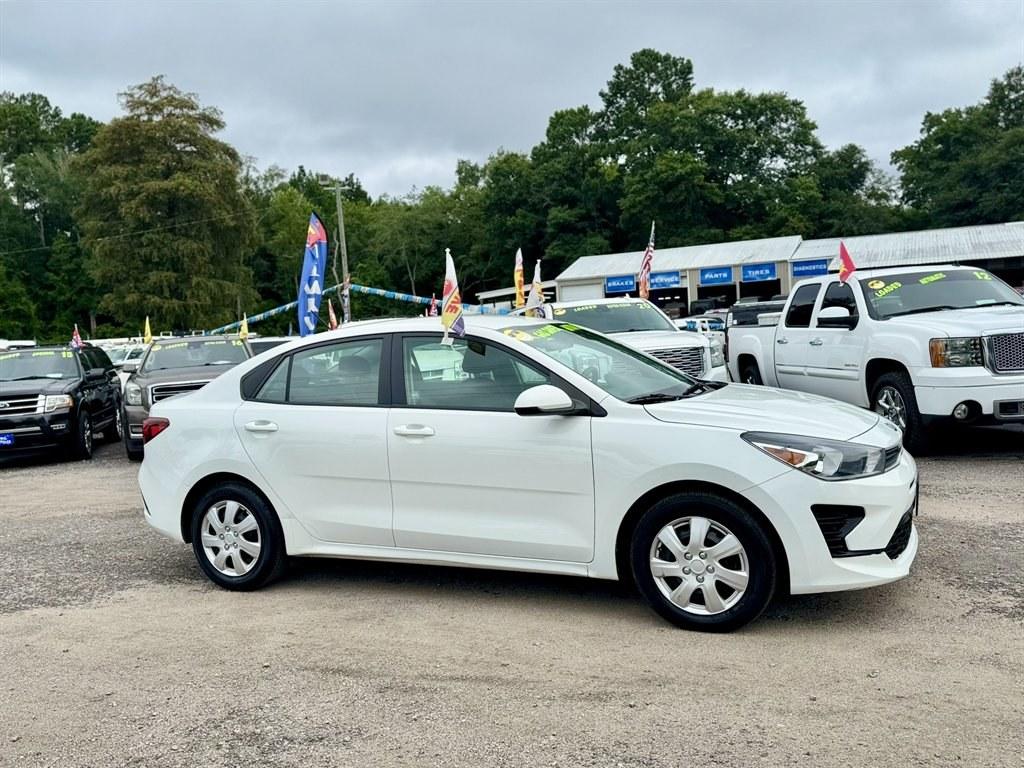 2021 White /Black Kia Rio (3KPA24AD6ME) with an 1.6l I-4 DI Dohc Cvvt 1.6 engine, Automatic transmission, located at 745 East Steele Rd., West Columbia, SC, 29170, (803) 755-9148, 33.927212, -81.148483- Photo#2