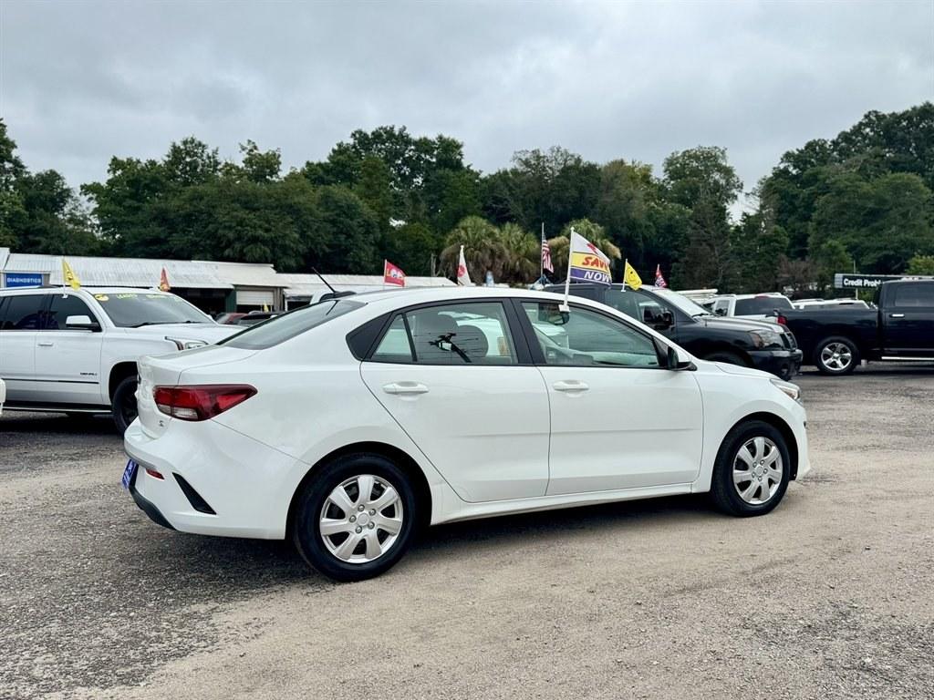 2021 White /Black Kia Rio (3KPA24AD6ME) with an 1.6l I-4 DI Dohc Cvvt 1.6 engine, Automatic transmission, located at 745 East Steele Rd., West Columbia, SC, 29170, (803) 755-9148, 33.927212, -81.148483- Photo#3